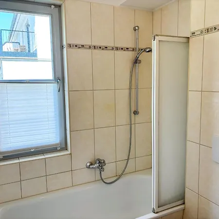 Helle In Toller Lage Mit Badewanne Und Balkon *