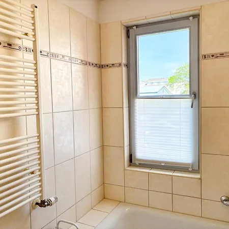 Helle In Toller Lage Mit Badewanne Und Balkon * Kuehlungsborn